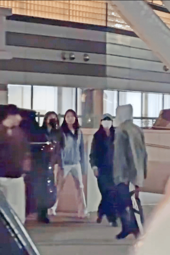 嫂嫂22号就这样光明正大的和李楷灿弟和妹一起从后台下班口出来，门口全是等下班的粉