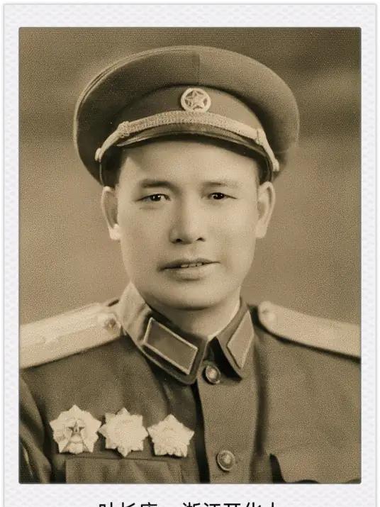 他带着22人投奔红军，征战16年只升了半级，罗荣桓如何给他授衔？1927年，北