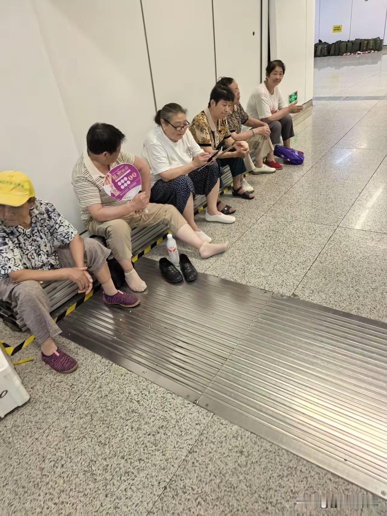 地铁通道乘凉的大爷大妈