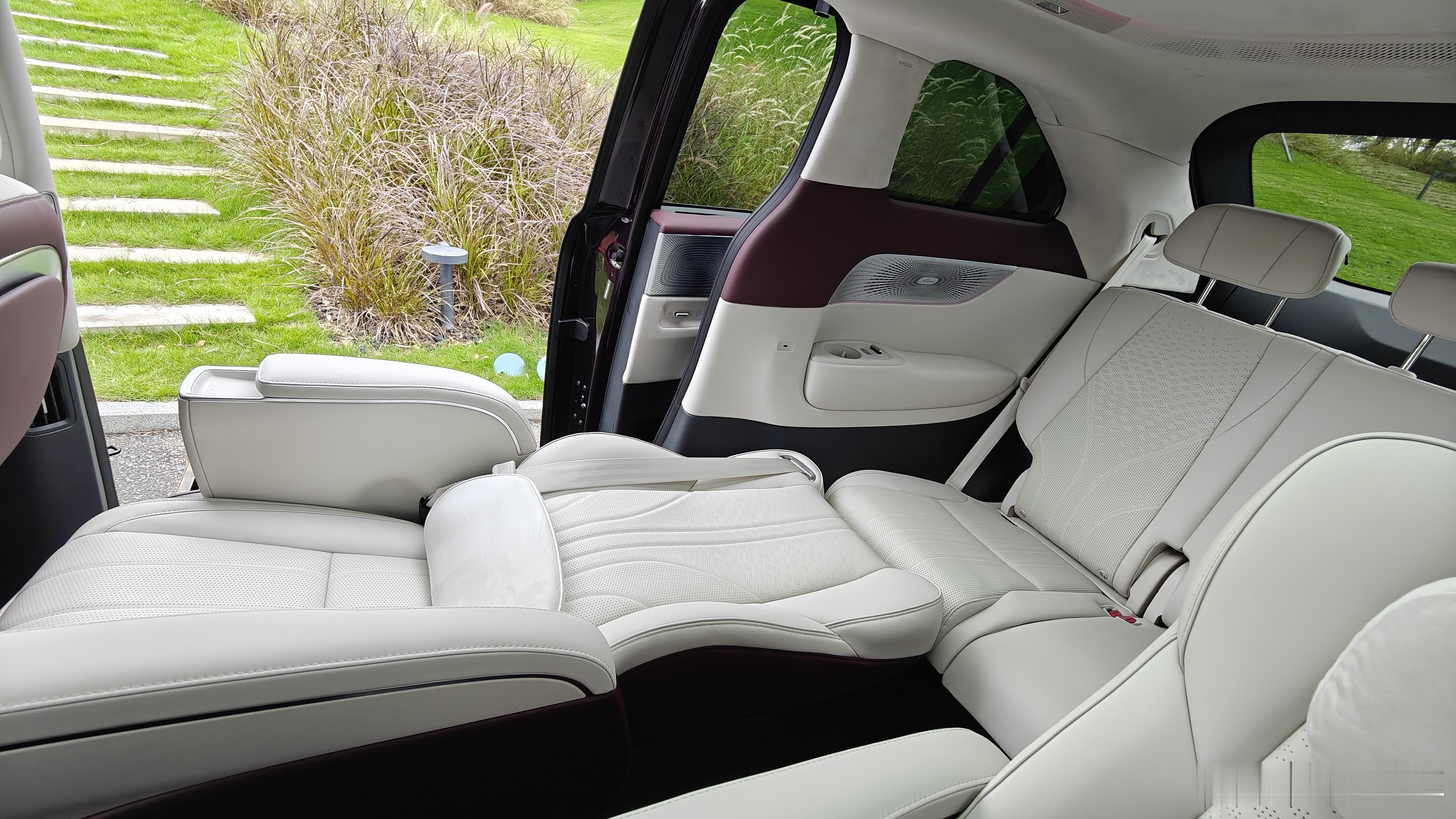 1602公里续航的小鹏x9超级增程来了关于这次X9增程版新增的第二排一键躺平是