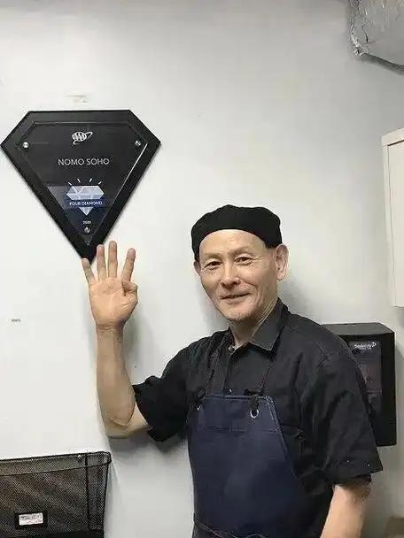他是初代润人，在80年代倾尽全部家底借钱出国，本想留学翻身改变命运，结果惨遭骗局