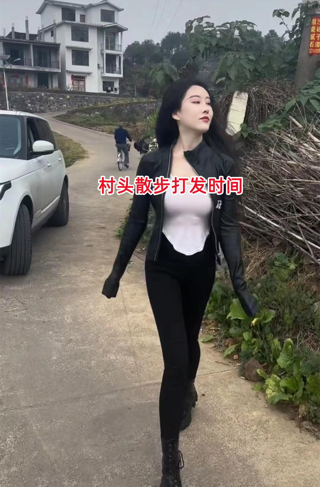 海南一名女子因从小身材高挑、长相出众，被誉为十里八村的“村花”。她不仅外貌出众，