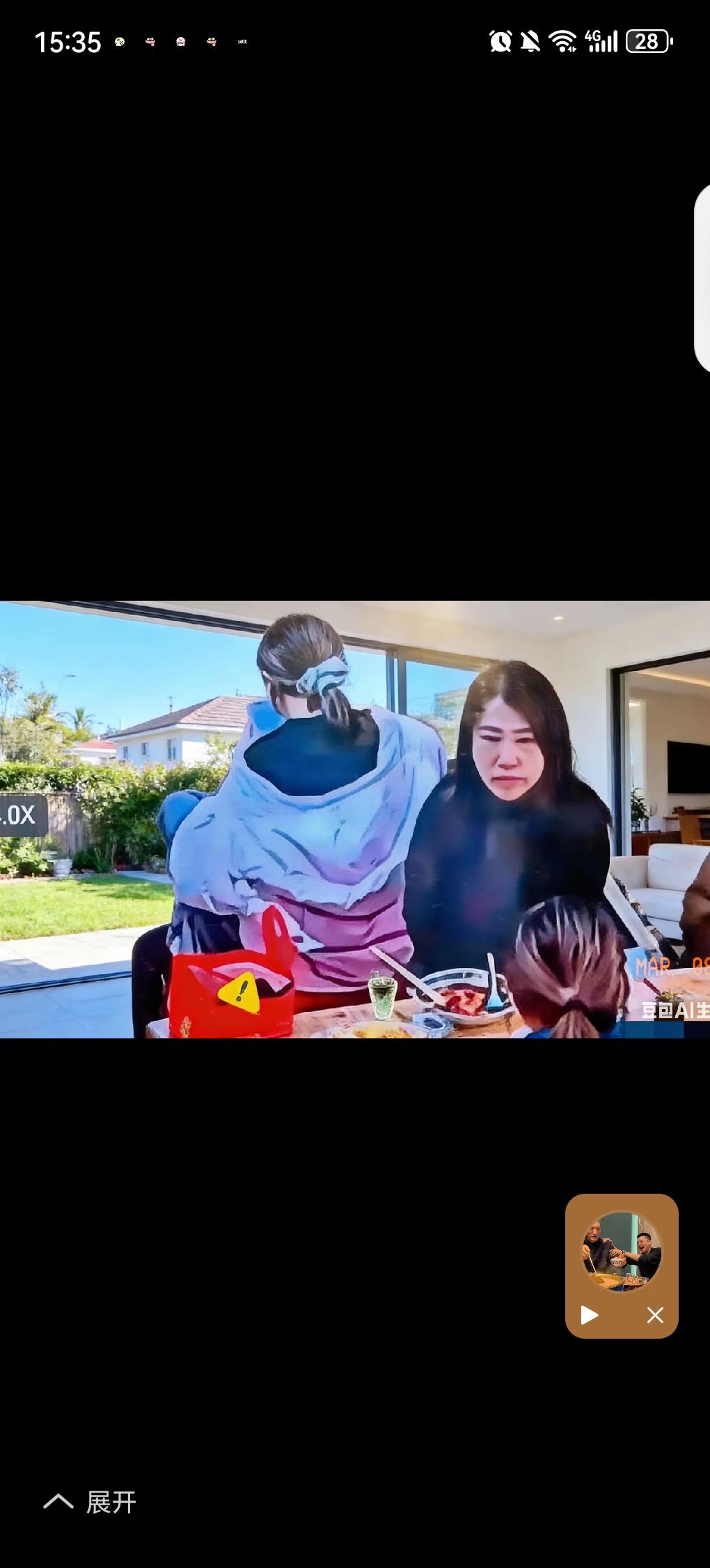 泼汤女后续来了，白衣女报警后调取监控，​原本以为赔2000块、给对方赔件羽绒