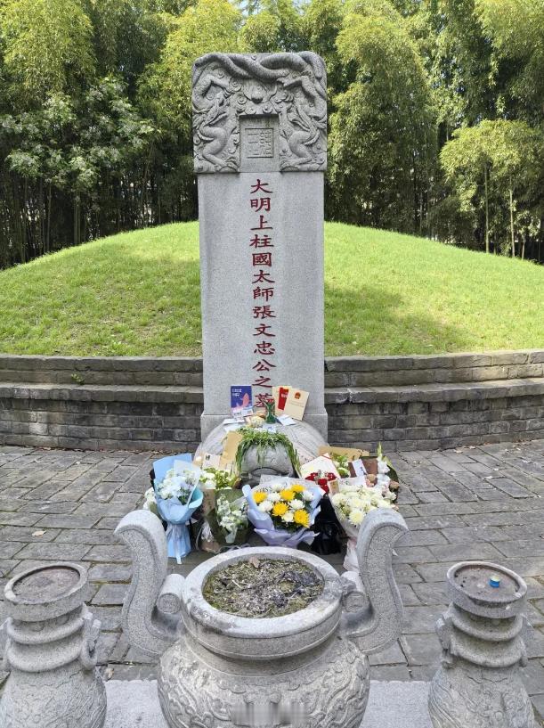 张居正墓前有人放了本《儿童心理学》。张居正：一个人再怎么笨，10岁还能背不下四书