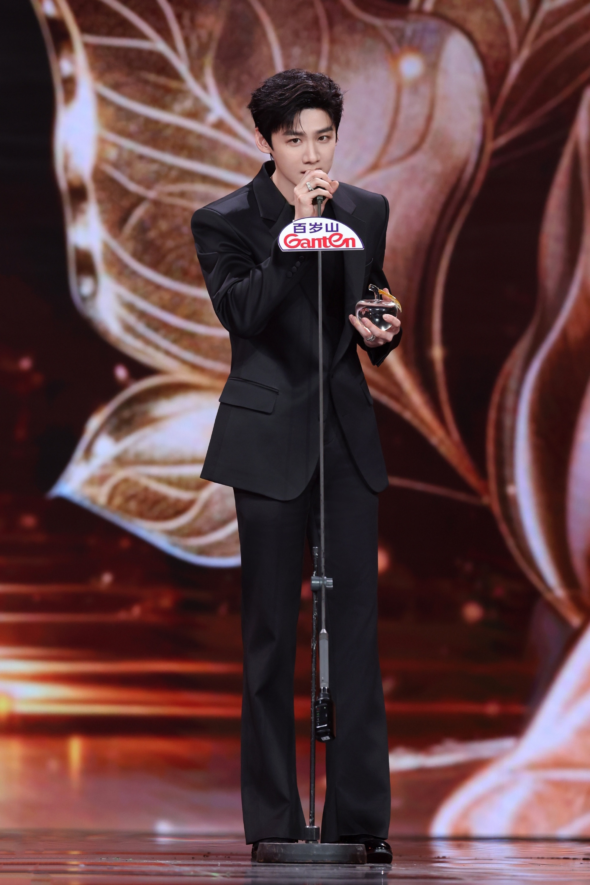 1.白敬亭与宋轶的舆论战，让双方的形象都受到了不同程度的损害，和平分手才是演艺