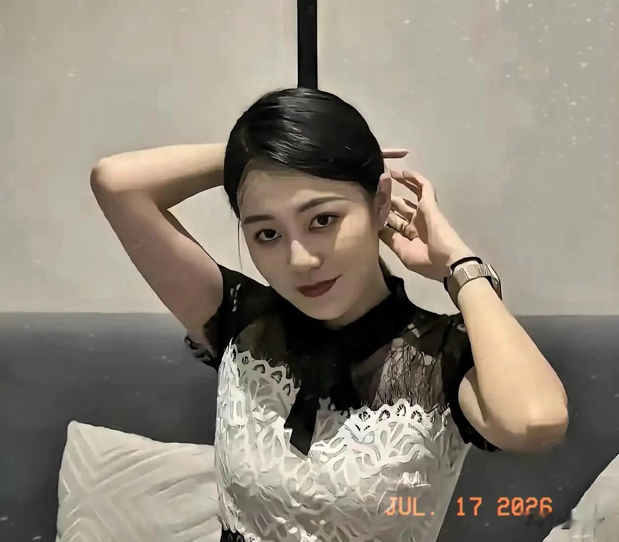 河南郑州出轨32岁销售的女行政，看起来颜值真的高，抬手顿足之间很有气质韵味，本以