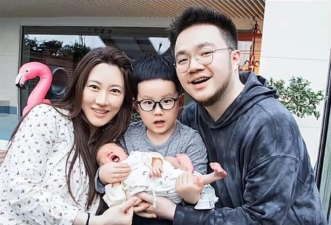 一次节目，主持人问巴图：“你在家听妈妈话吗？”巴图笑着说：“我其实是个两面派！”