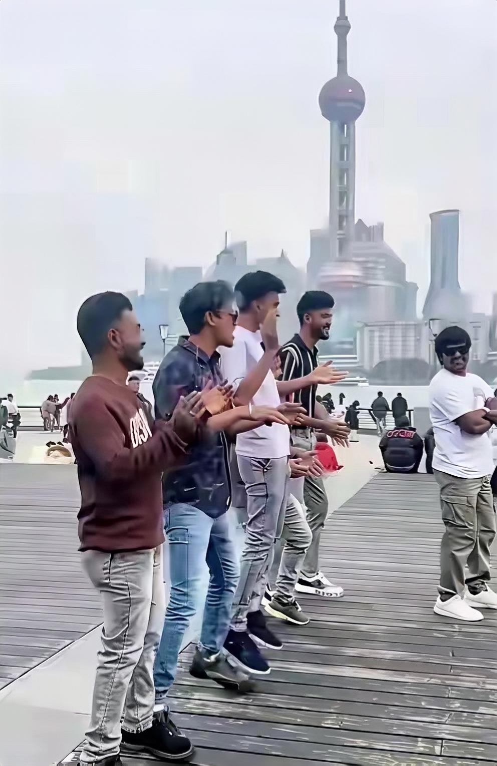 印度游客集体破防？中国网友怒了：不惯着！最近大批印度游客来中国旅游，回去后却疯狂