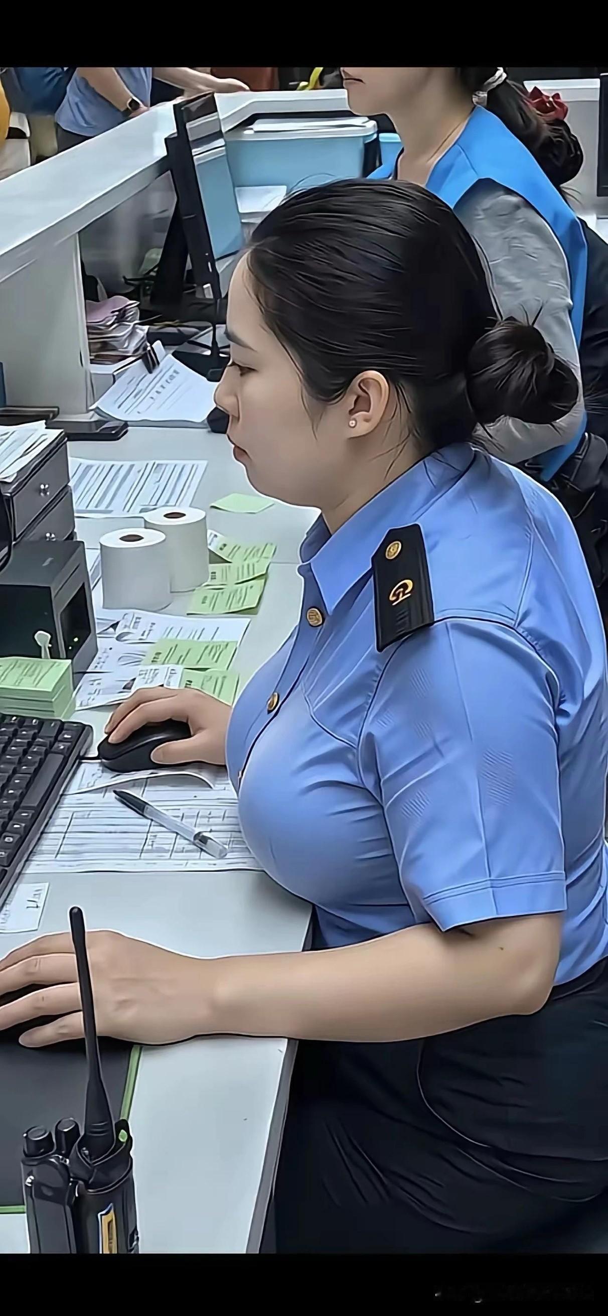 铁路人，上班时间，绝对一丝不苟[赞][赞][赞]
