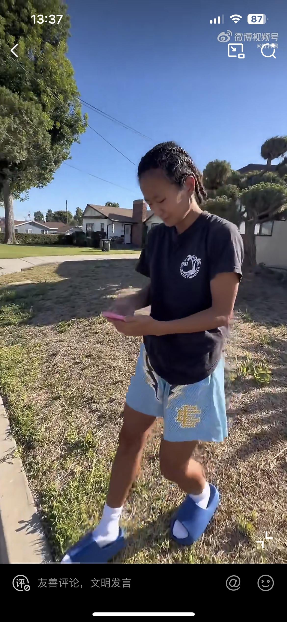篮球网红少女张家裔出国前和出国后简直判若两人，在国内她还是一个青春少女模样，来美