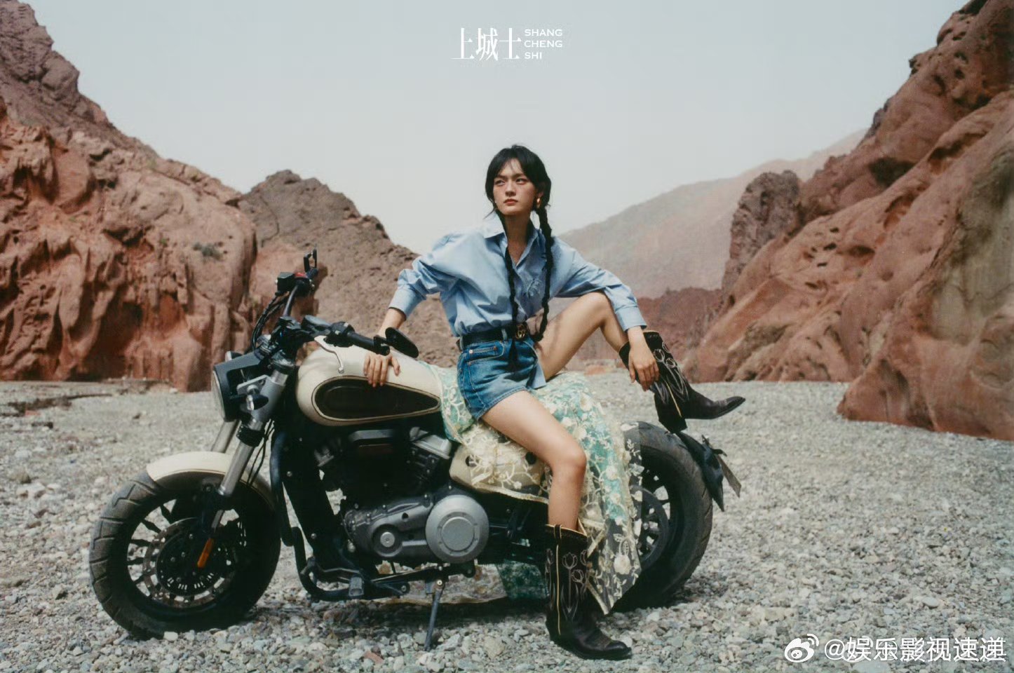 文淇走在喀什古城好明媚文淇的表现力确实好，喀什古城的厚重和她的鲜活气质撞出了不