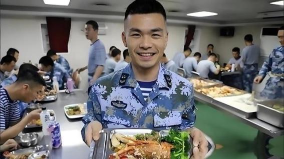 航母有多难养？山东舰编制几千人，食堂一天做七顿饭，顿顿都很丰盛，光是每天伙食费高