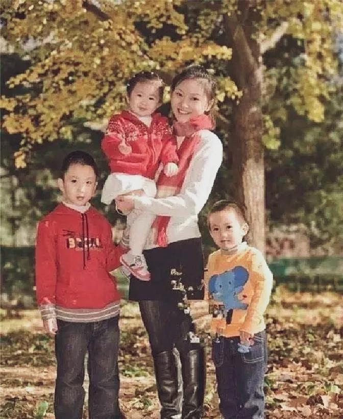 张艺谋的夫人陈婷年轻时候挺漂亮的！清纯玉女一般稚嫩，圆圆的脸显得像个大女孩带着自