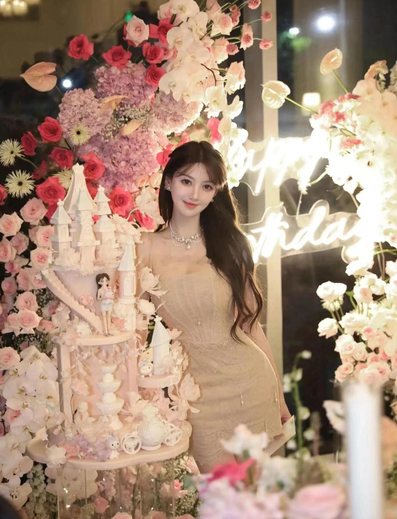 做美女也真不容易，叶柯又自曝，全身都要做光子嫩肤。她直言，一个能全身亮白发光的美