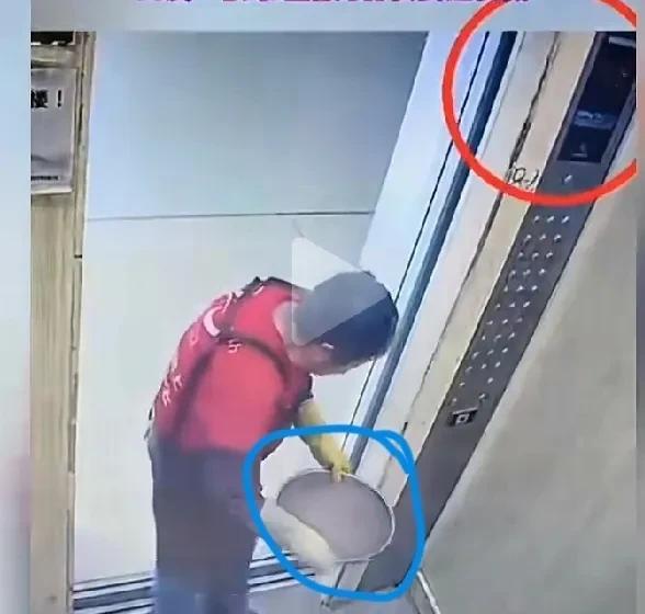 5月4日，据媒体爆料，一身穿红衣，手戴橡胶手套的老太太，端着一盆黑黑的脏水，来到