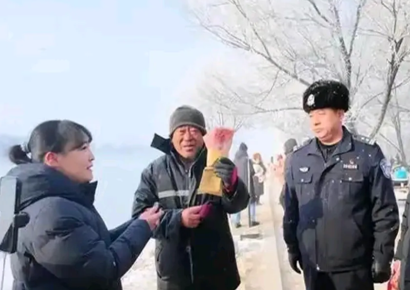 大反转来了！吉林大爷“救助”重庆女游客一事，扒出了几个重要细节！原来，大爷是