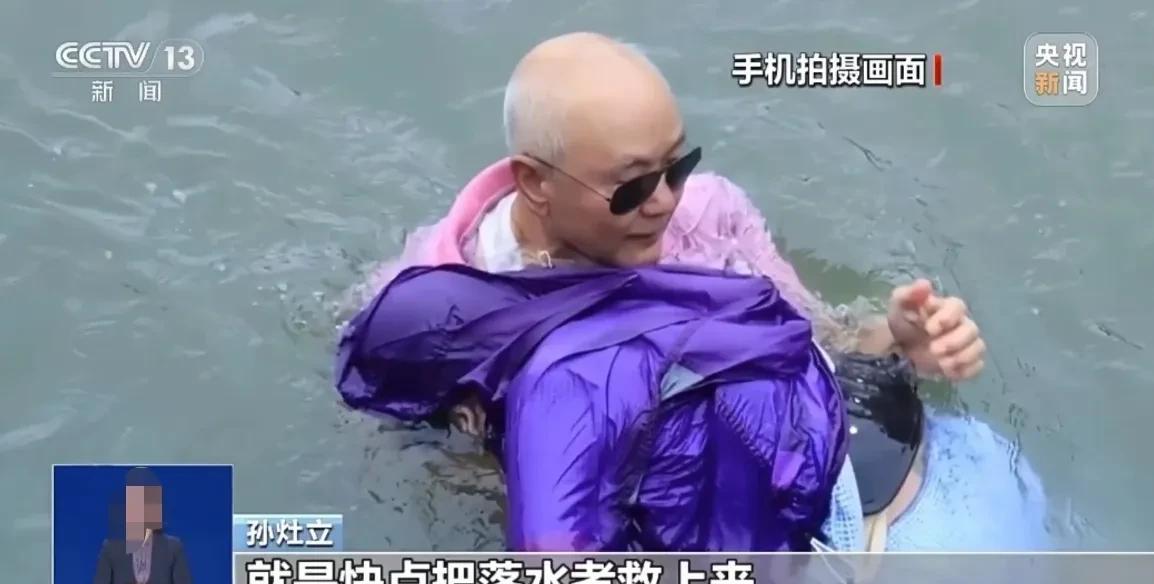 “这位81岁老兵火上央视新闻了！”近日，上海杨浦公园，一位80岁左右的阿婆在桥上
