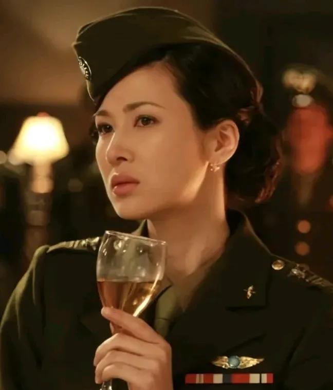 谁的演艺功底深厚？毕业于上海戏剧学院的80后，童蕾擅长于军旅剧。在《亮剑》中的