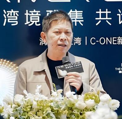 肖玉军，涟源房地产大佬，56岁，看这气质架势，就是江湖大哥做派，长得有点像上海滩