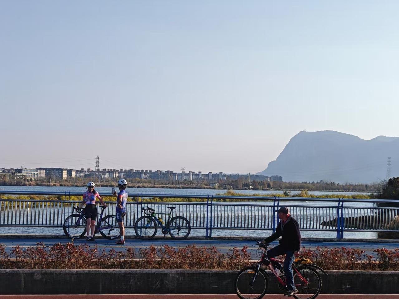 昆明滇池绿道绝对是中国“最美绿道”的有力争夺者之一。它分草海绿道（已闭环）和外