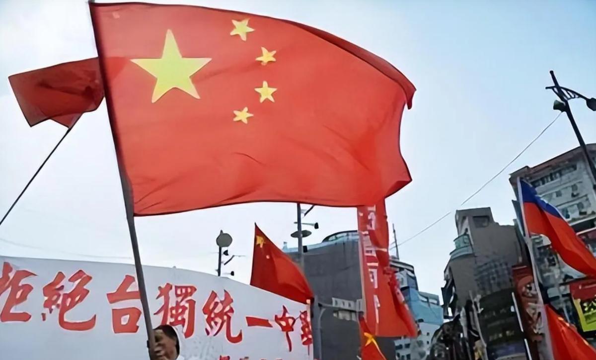 局势突变！国庆台海发生2件大事，统一迎来历史性拐点。台湾岛内发生两件大事，解放军