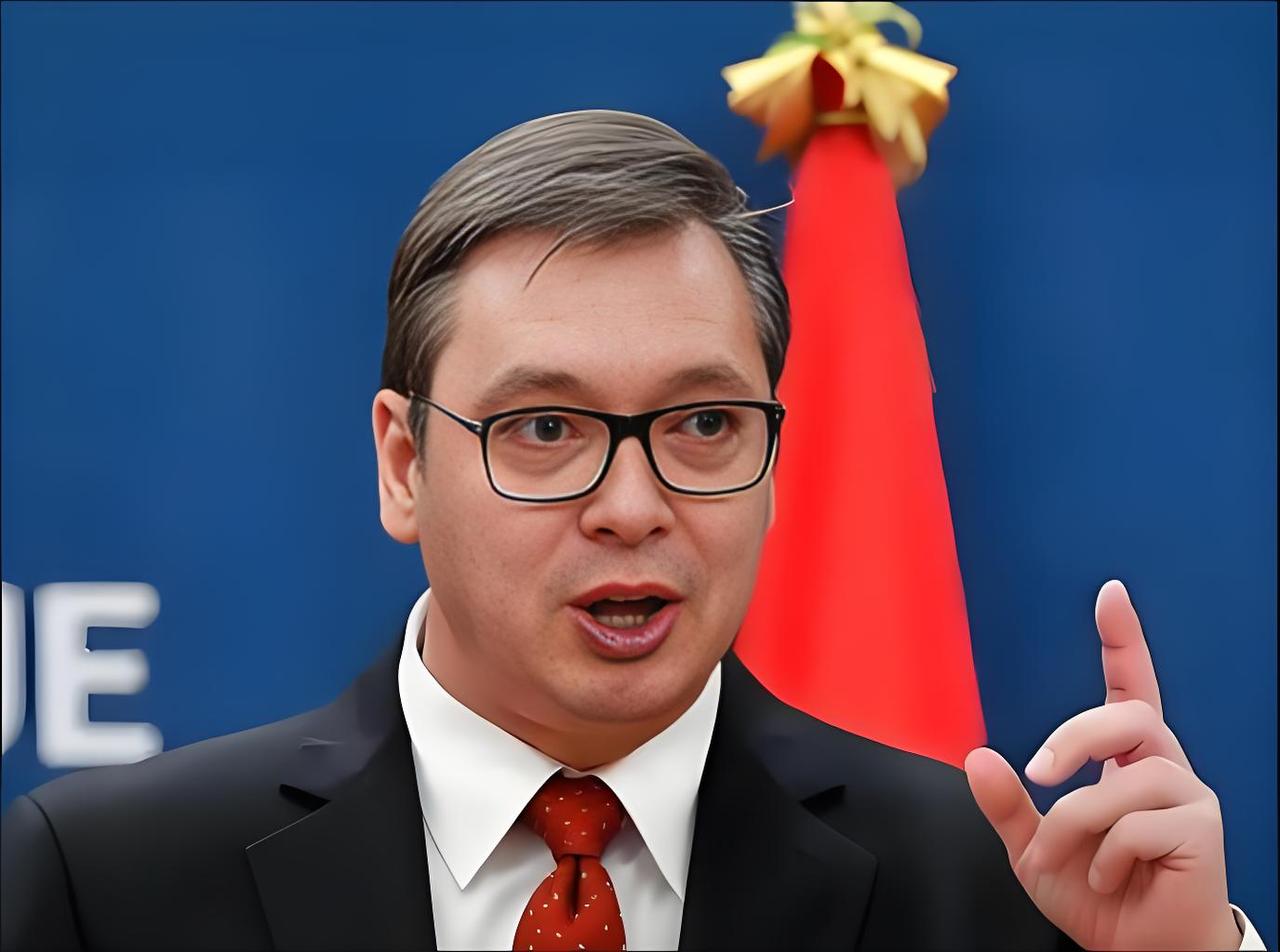 武契奇刚访华，国内就乱了？西方这手“颜色革命”玩得太脏！塞尔维亚老百姓脑子进