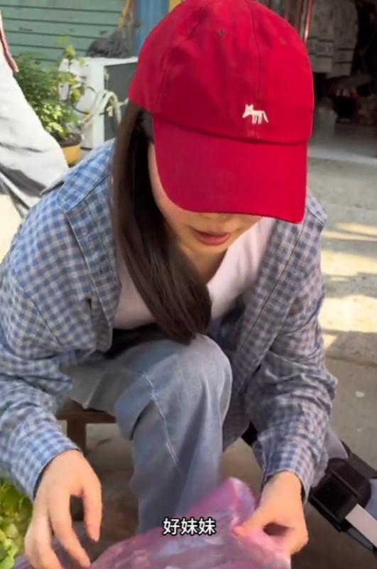 “真感人！”安徽一残疾女孩独自卖菜，一男子看她不容易，便用500元买下所有菜，还
