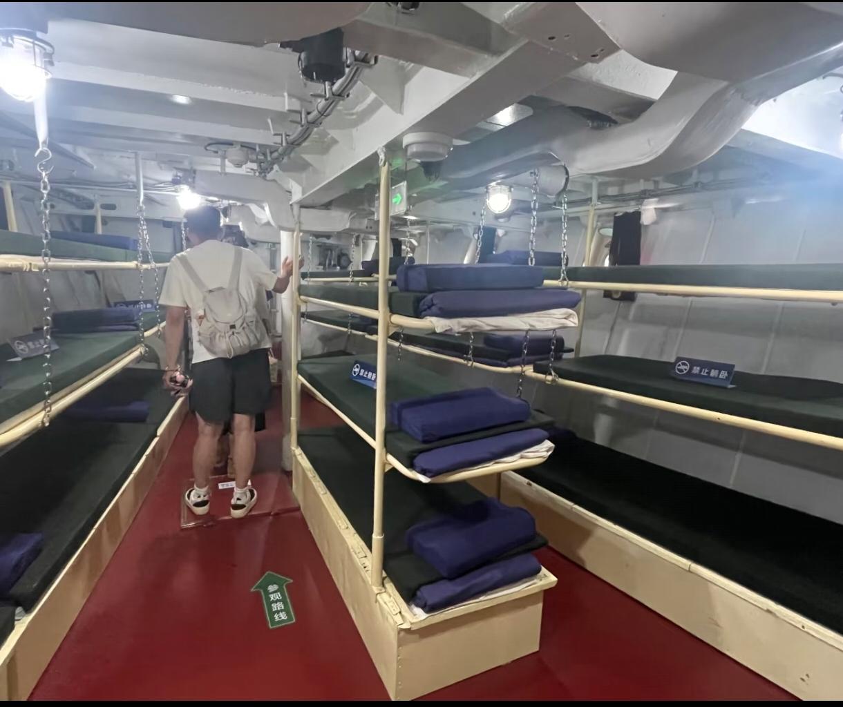 保家卫国不是喊喊口号，潜艇床铺就这么窄。周围各种机器设备围上来……艾玛空间幽闭要
