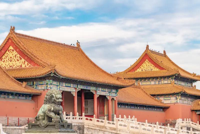 北京的初雪简直美炸了！雪中的故宫，层层叠叠的雪映衬着深深浅浅的红，每一处都像精美