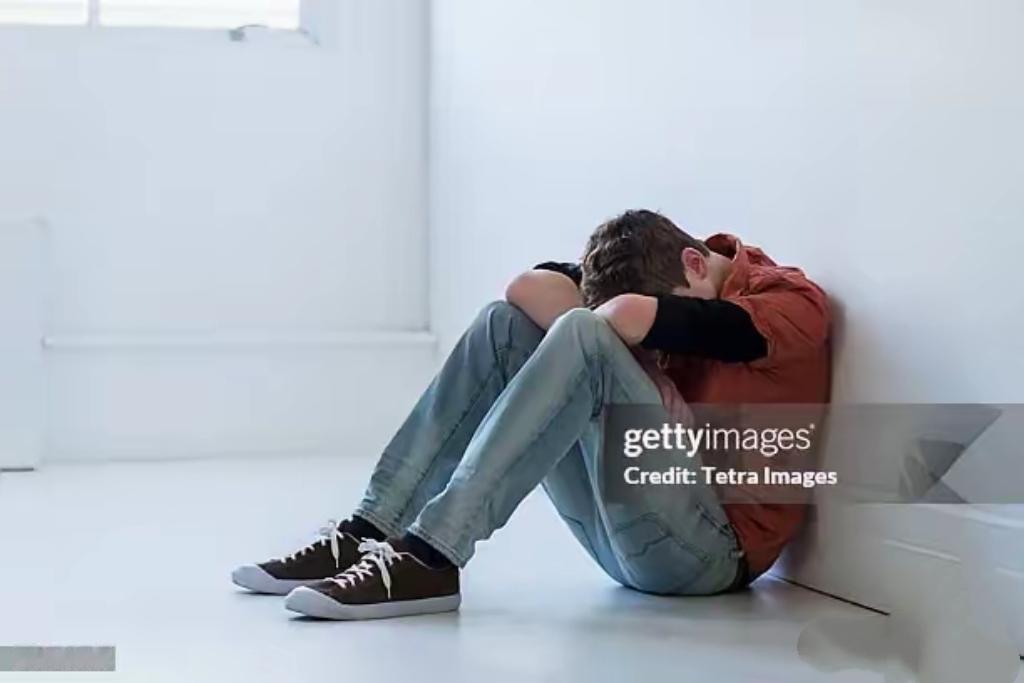 今天有人跳楼了！！！下午听到这个消息我久久不能释。现在的学生压力不亚于成年人要买