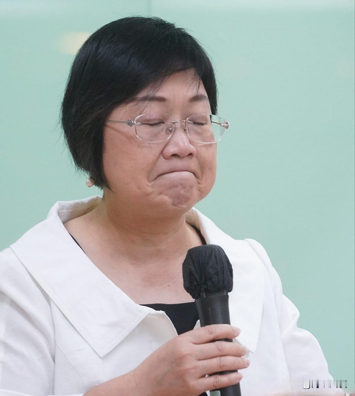 果然是民进党的猪队友，徐佳青下台还不忘助攻蒋万安！徐佳青因涉携子环游列国、丈夫驾