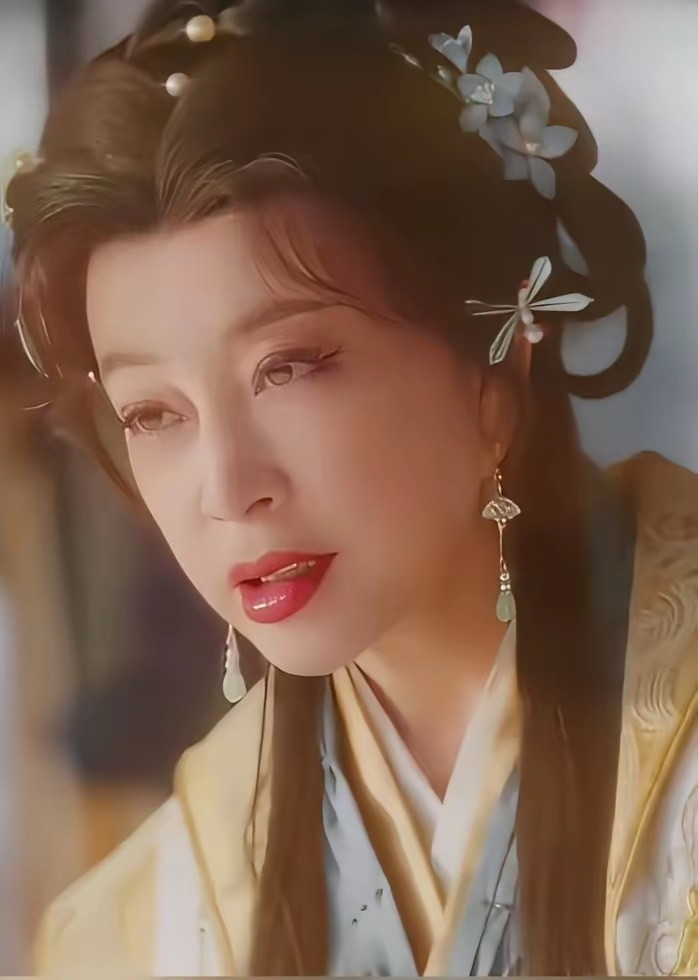 一直好奇刘晓庆的下嘴唇看起来偏长，是化妆手法的原因吗？