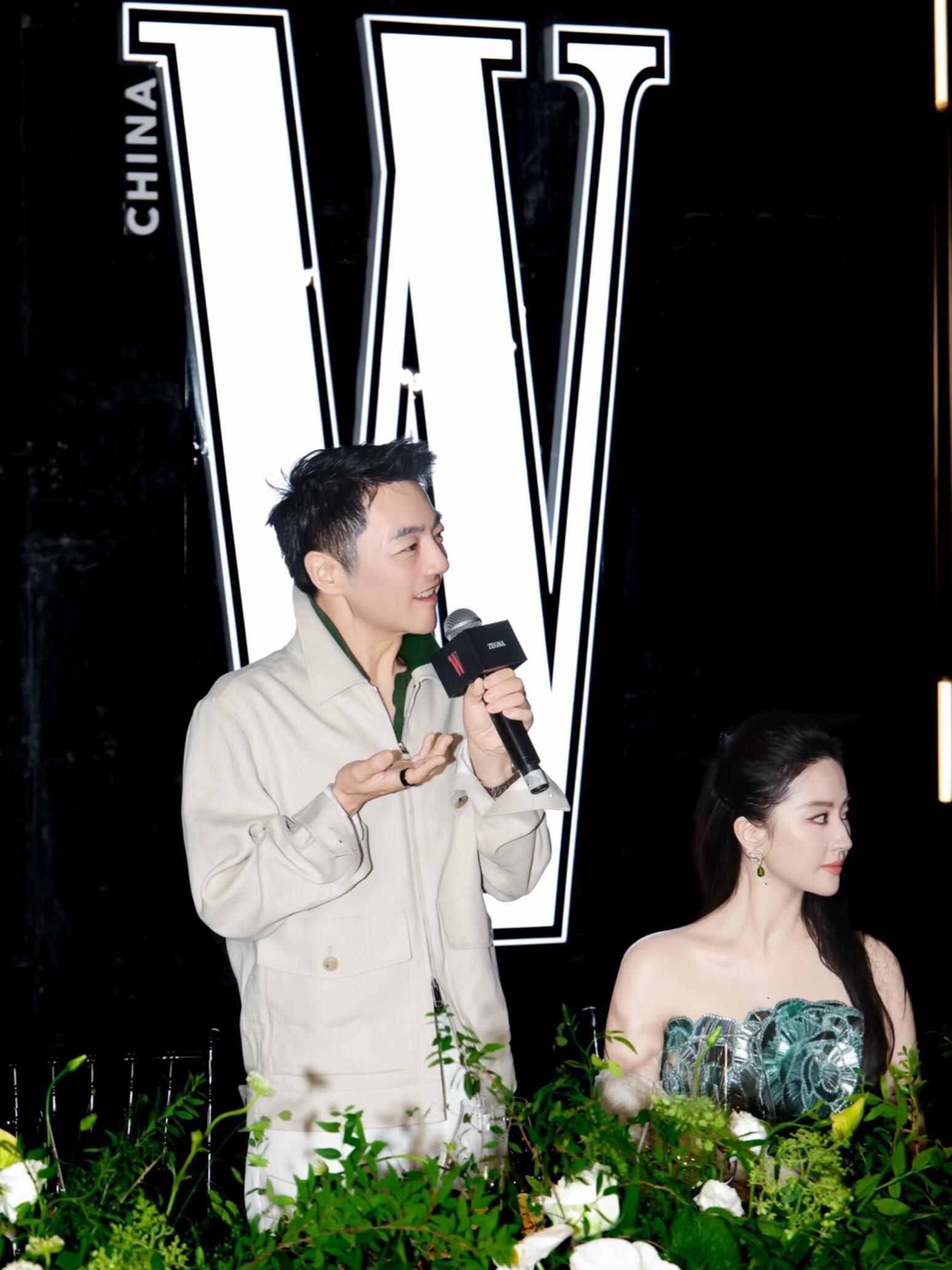 刘亦菲W封面请到巨星刘亦菲坐镇封面，这两位帅哥乐开花了吧