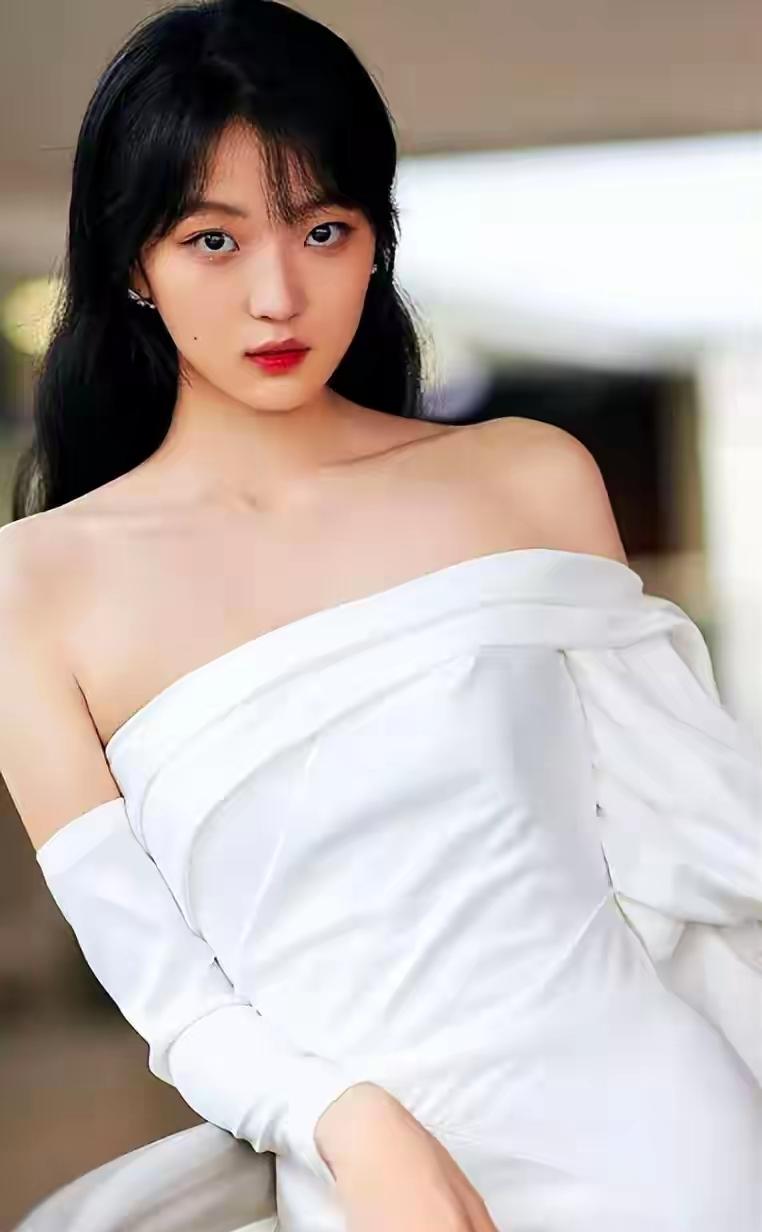 井柏然说看自己吻戏像被扒光了近日，井柏然在节目访谈中谈及拍摄