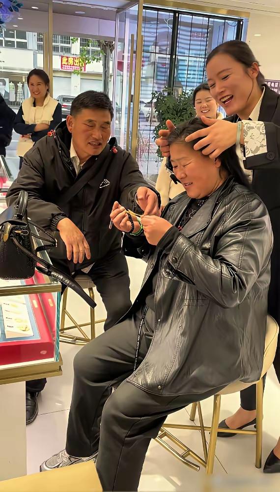 大衣哥是真疼媳妇！他带媳妇去金店买首饰，店员夸大衣嫂的头发好，大衣哥听到后非常