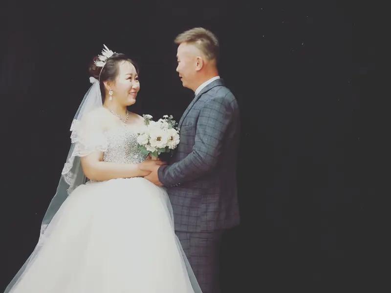 我对老公说，豆包帮我算了退休工资。老公连忙说，帮他也算算，看看有多少？我
