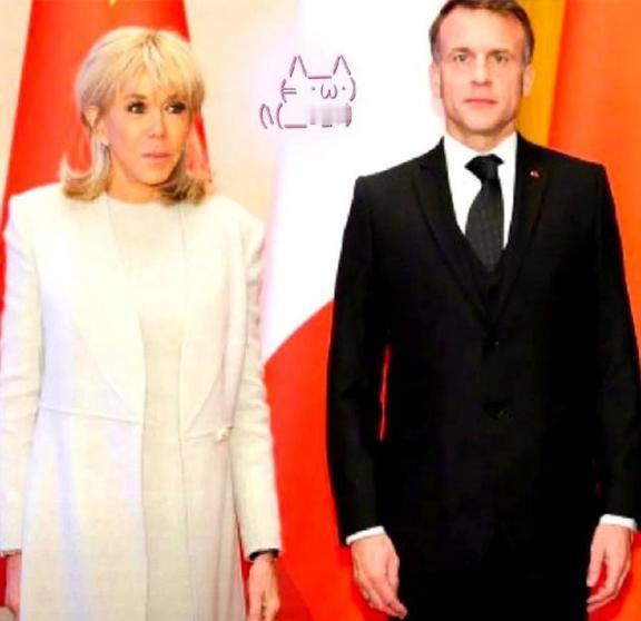 马克龙估计都气笑了。辛辛苦苦跑来中国谈几百亿的大生意，结果全世界的镜头，都怼着我