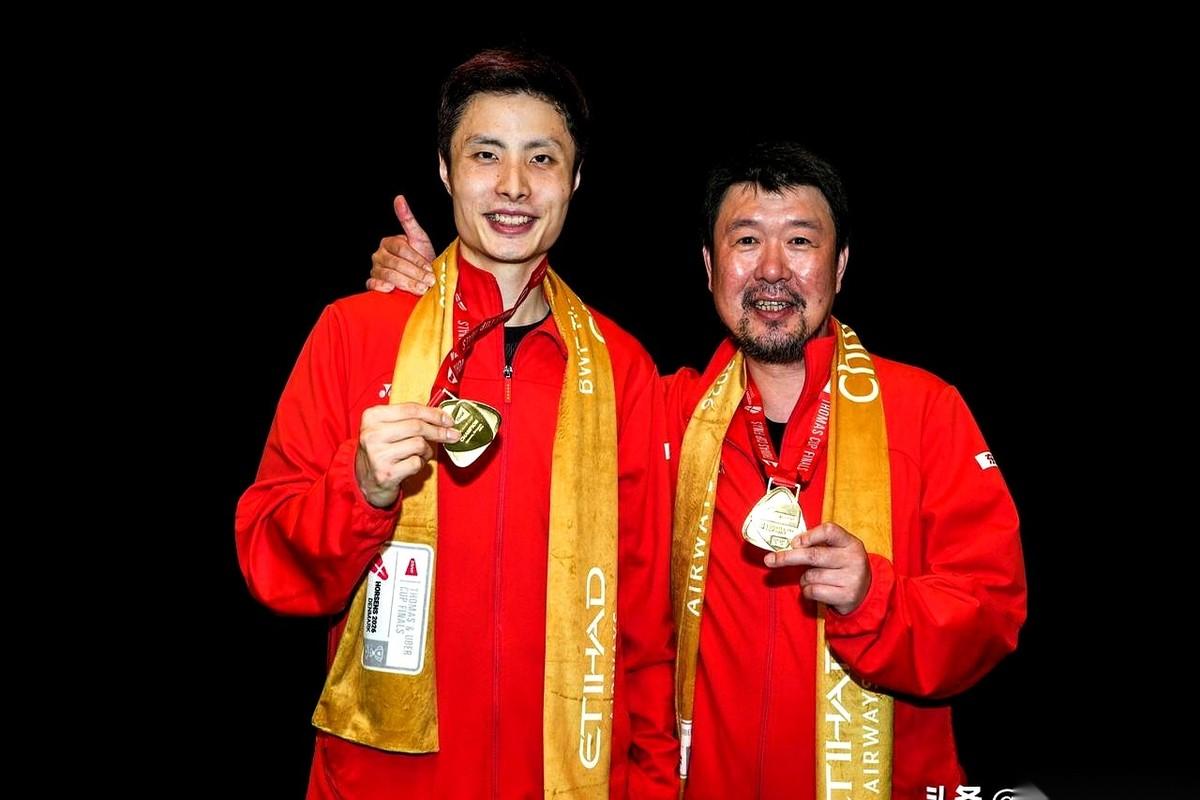 带队拿下汤姆斯杯的孙俊，镜头扫过他时，脸上没什么波澜。他扶了一把几乎要跳上挡板