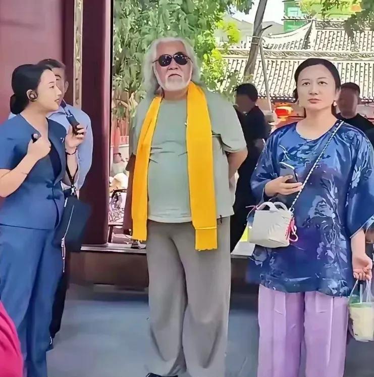 年轻姑娘可千万不能找老头嫁，再有钱也不值！张纪中带着老婆外出游玩，突然发现身体