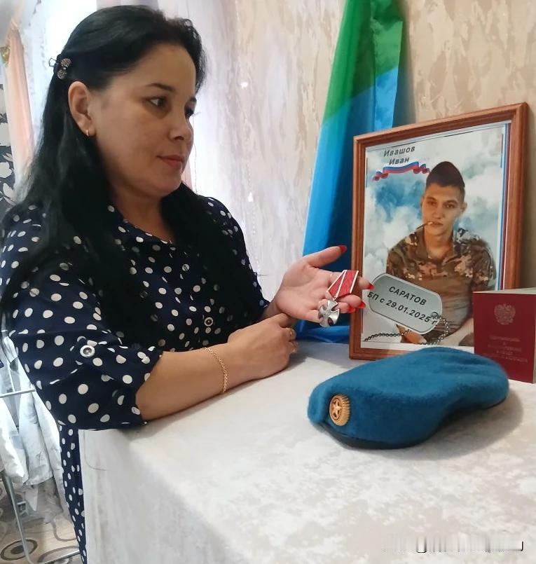 俄军士兵伊万·伊瓦绍夫，2001年生，娶了一个带着3个娃的女人，为了担起养家的责