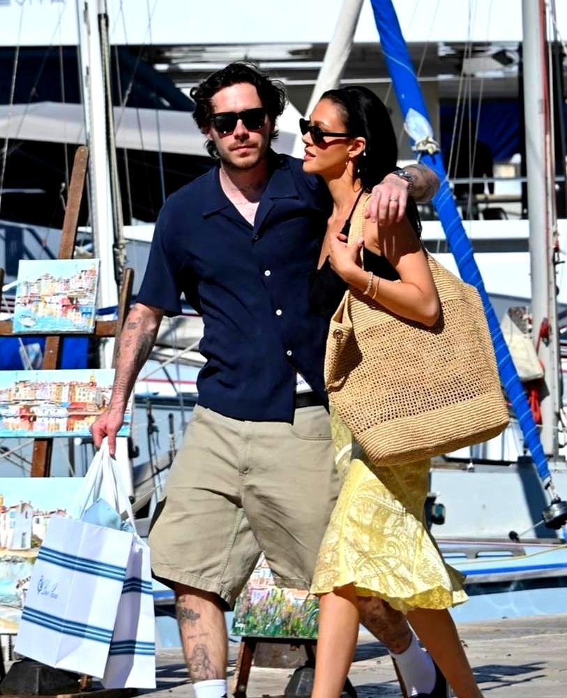 300万美元婚礼，亲妈被挤到边桌，亲儿子当众喊她evil。2022年4月，