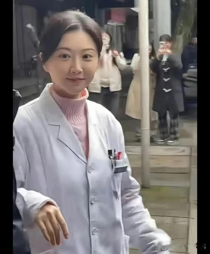 36岁景素颜剧照曝光，五官干净清丽，素颜状态依旧温婉动人。
