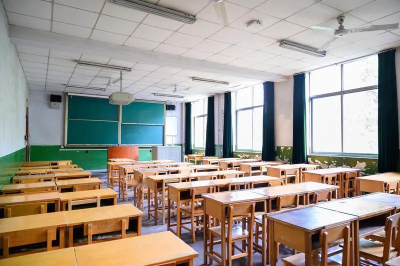 学校没有人事权是阻碍学校发展的最大困扰，现在每年暑假老师调动根本不经过学校，直接