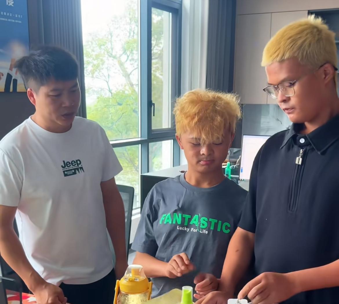 曝范小勤、范小勇被表哥黄新龙赶回家！直言两个月没有拍两人了，工资都发不起了，疑似