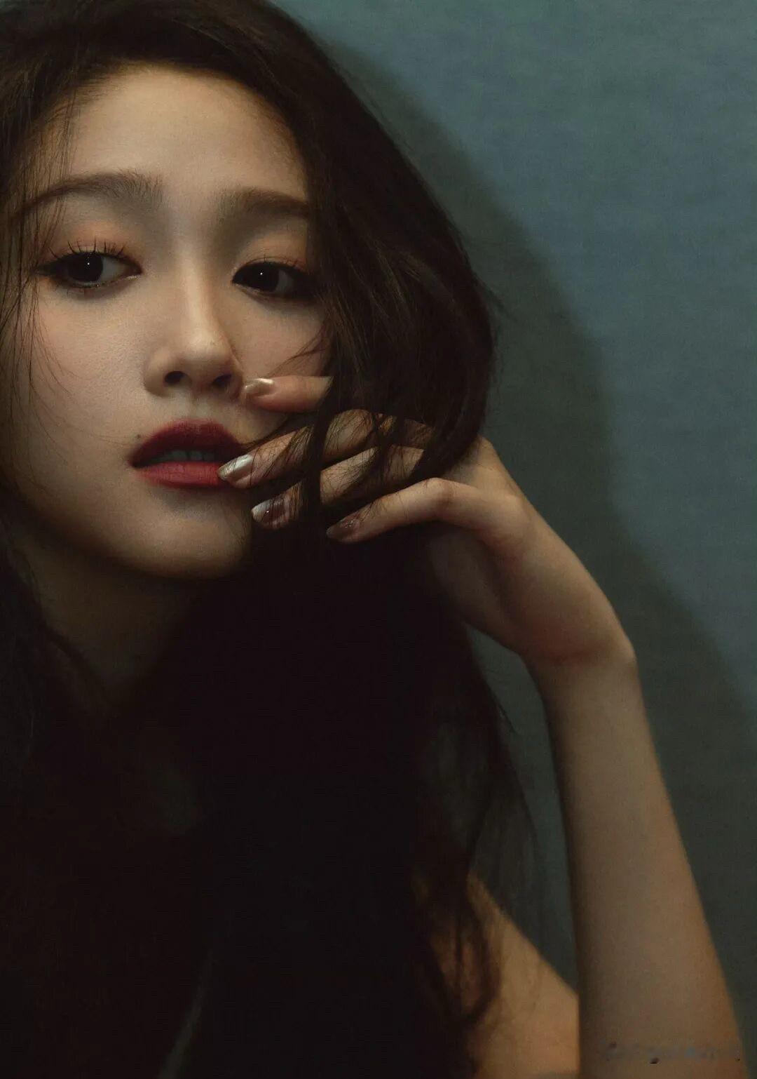 关晓彤褪去少女感成熟魅力十足！一身黑色抹胸开叉短裙，勾勒出优越身形，高开叉设