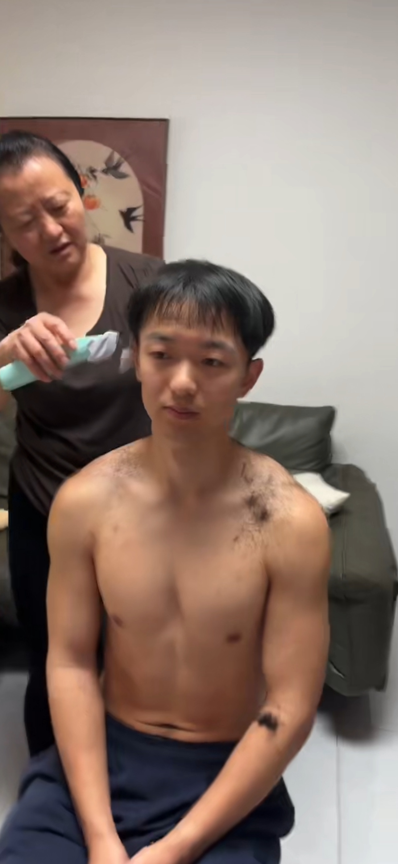 今天我当厨师我妈当理发师年夜饭除夕