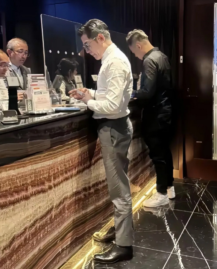 郭富城，这裤子的料子真不好，褶子也太多了。