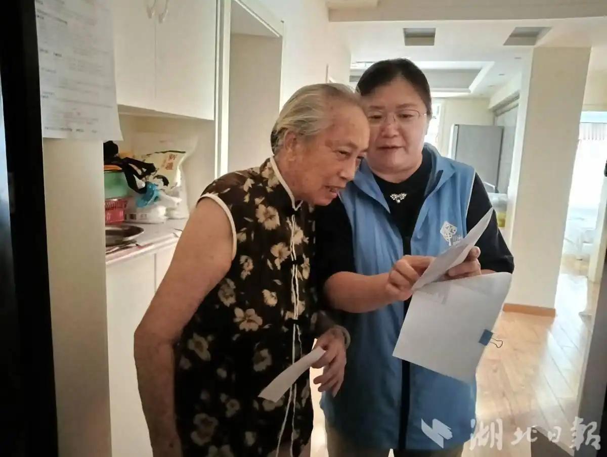 越来越多的人开始选择一种近乎无声的方式处理亲人的后事：不办仪式，不留坟头，甚至连