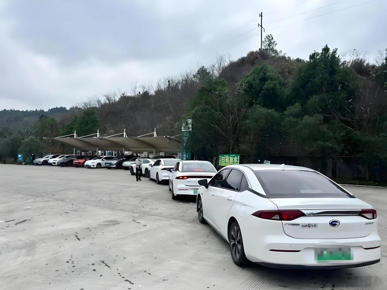 为什么买电车的预算比油车低?道理很简单，“战未来”的含金量完全不是一个层级的买油