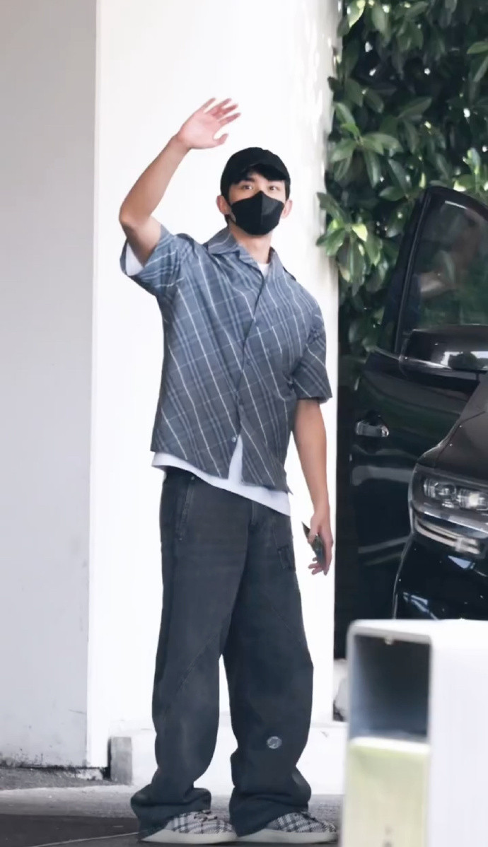 吴磊的时尚感一直在线，无论是正式场合的优雅得体，还是私服穿搭的休闲随性，都展现出